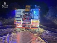 Bomberos rescatan a 20 trabajadores de una empresa de Benicarló (Castellón) que estaban aislados por el agua