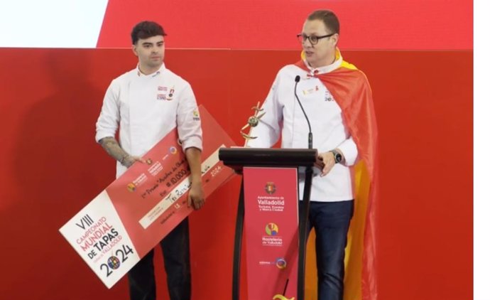 El chef Teo Rodríguez, de El Trasto, recoge el primer premio del VIII Campeonato Mundial de Tapas Ciudad de Valladolid.