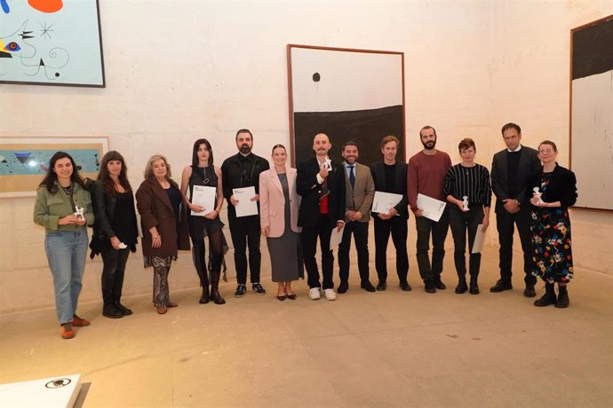 La presidenta del Govern, Marga Prohens, con los creadores de los Premios y becas Pilar Juncosa y Sotheby's 2024.