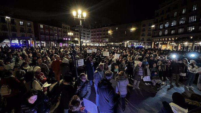 Miles de burgaleses muestran su apoyo a las ONG que trabajan con migrantes en una protesta contra la exclusión de estas entidades en las ayudas municipales.