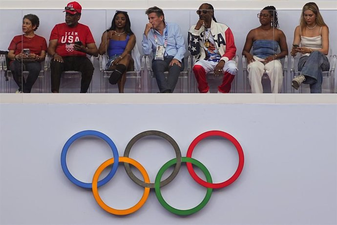 Archivo - 08 August 2024, France, Paris: US rapper Snoop Dogg (3rd R), Sebastian Coe (C), President of the World Athletics Federation World Athletics and Simone Biles (3rd L) attend the athletics events of the Paris 2024 Olympic Games at Stade de France. 