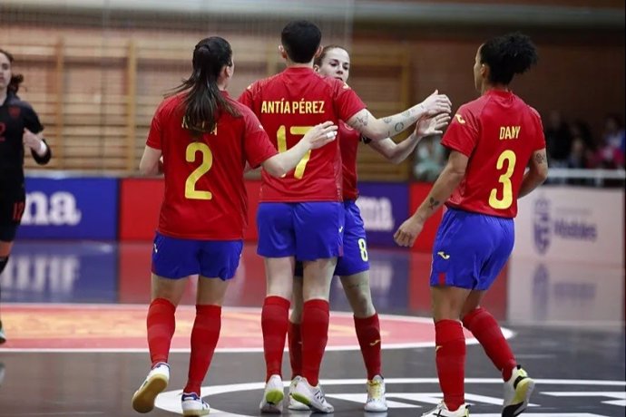 Antía Pérez celebra un gol con la selección española femenina de fútbol sala.