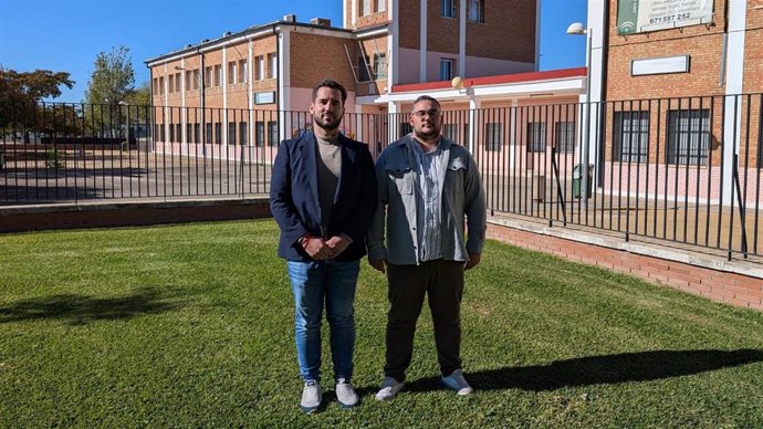 Los ediles de Hacemos Córdoba José Carlos Ruiz e Iván Fernández, ante el colegio Alfonso Churruca.