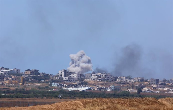 Archivo - ISRAEL-GAZA BORDER, May 16, 2024  -- Smoke billows following Israeli strikes in the northern Gaza Strip seen from Israel's southern border, on May 16, 2024. Five Israeli soldiers were killed and seven others injured, three of them seriously, by 