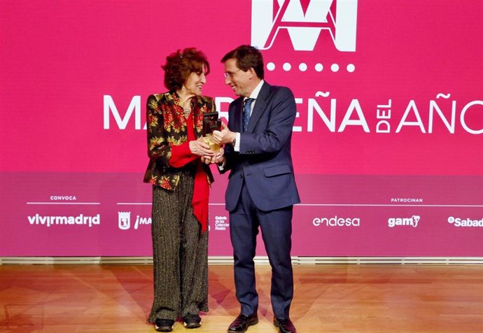 El alcalde de Madrid, José Luis Martínez-Almeida, entrega el premio IV Premio Madrileño del Año a Carmen Iglesias, directora de la Real Academia de la Historia y miembro de la Real Academia Española