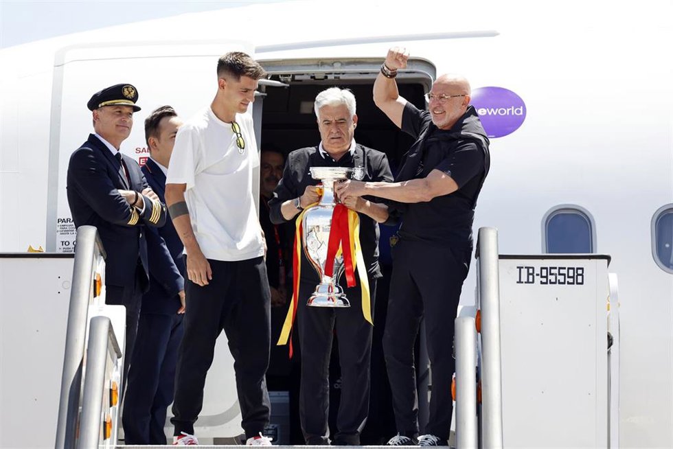 Archivo - El capitán de la selección española de fútbol, Álvaro Morata, el presidente de la Real Federación Española de Fútbol, Pedro Rocha, y el entrenador de la selección española de fútbol, Luis de la Fuente, a su llegada al aeropuerto, a 15 de julio