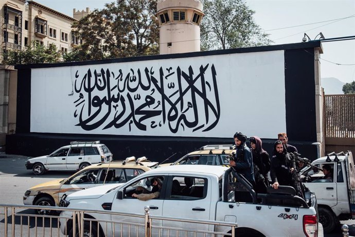 Archivo - Imagen de archivo de un mural con la bandera taliban en la Embajada de EEUU en Kabul