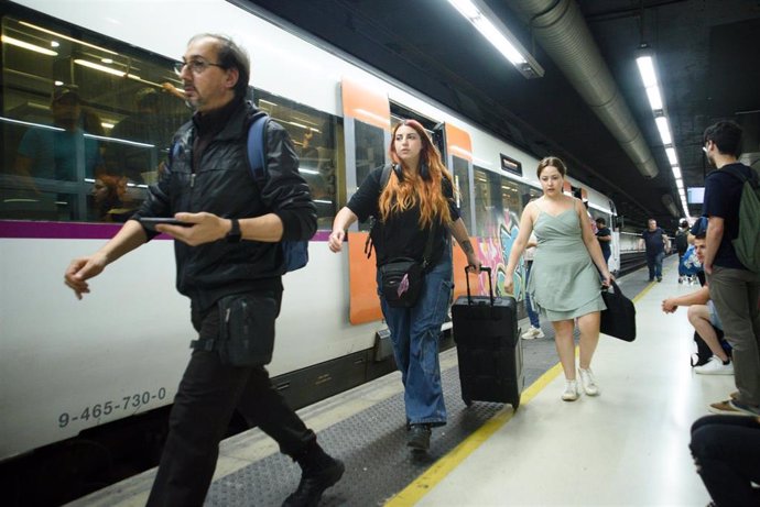 Archivo - Pasajeros bajando del tren de Renfe Rodalies, a 17 de junio de 2024, en Barcelona, Catalunya (España)