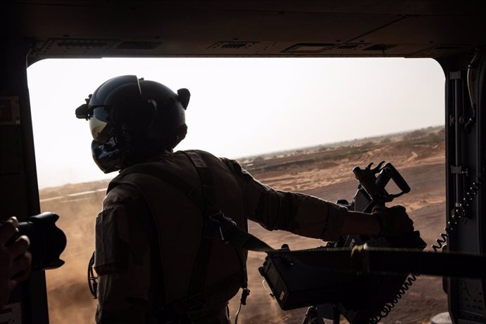 Archivo - April 14, 2022, Gao, Gao, Mali: A GTD-Aerocombat bunker crew member aboard an NH90 ''Caiman'' assault helicopter scans the horizon during a flight from Gao to Gossi FOB (forward operating base), April 14, 2022.