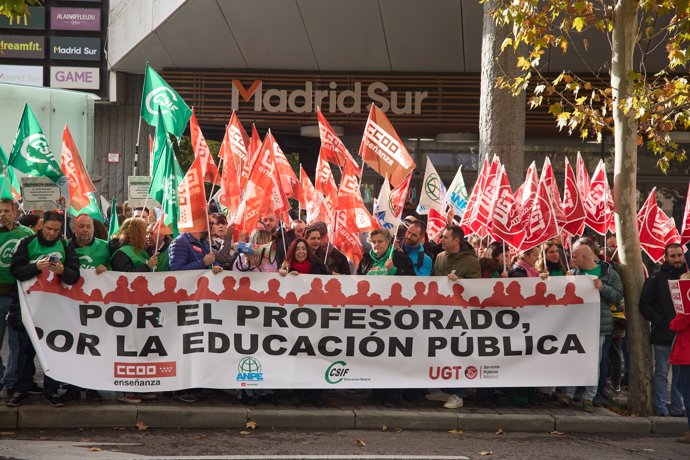 Manifestación de sindicatos educativos frente a la Asamblea de Madri