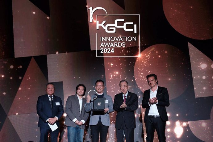 Photo of KGCCI Innovation Awards 2024 with Tai Yoen Choi (Director of KGCCI), Johnny Shin (BD Manager of Petnow), Dr. Jesse Lim (CEO of Petnow), H.E. Ki-moon Ban (GGGI President & Chair and former UN Secretary-General), and Nils Müller (CEO of TRENDONE & 