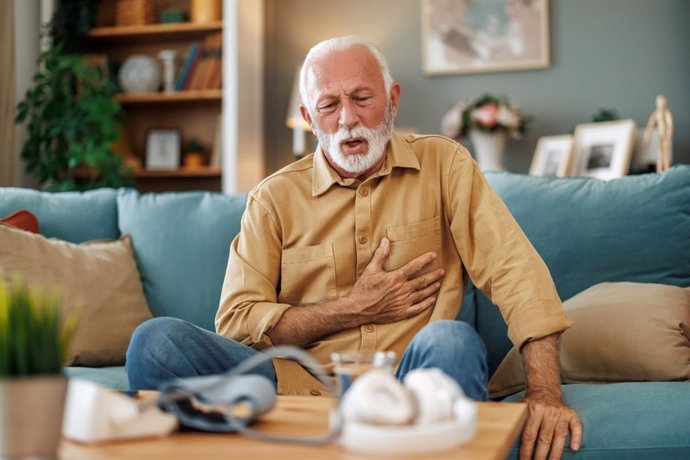 Archivo - Hombre sentado en el sofá, enfermo, dolor en el pecho. Enfermedad cardiovascular.