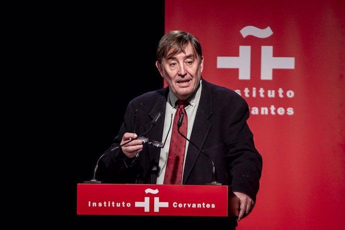 El director del instituto Cervantes, Luis García Montero, interviene durante la inauguración del pleno del Observatorio Global del Español, en la sede del instituto Cervantes, a 11 de noviembre de 2024, en Madrid (España). El Observatorio Global del Españ