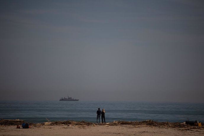 Dos personas en la playa de El Saler tras el paso de la DANA, a 9 de noviembre de 2024, en Valencia, Comunidad Valenciana (España). Las labores de búsqueda de posibles víctimas de la DANA en la provincia de Valencia siguen adelante hoy con el despliegue d