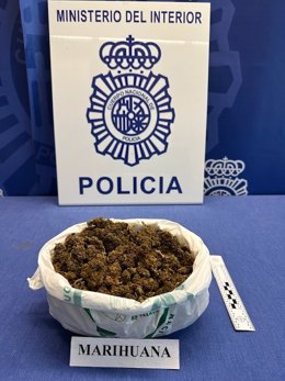 La Policía Nacional detiene a un varón cuando circulaba en patinete mientras portaba una bolsa con marihuana