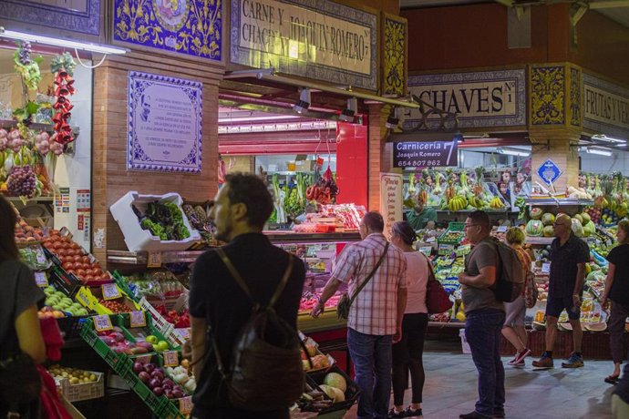 Archivo - Mercado de abastos de Triana (Sevilla).