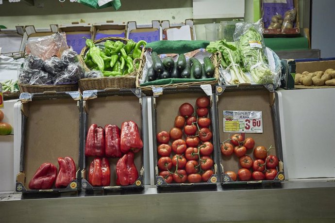 Archivo - Un estante de hortalizas en el Mercado Municipal de Pacífico, a 6 de agosto de 2022, en Madrid (España). El encarecimiento de los alimentos básicos pone en el punto de mira la calidad de la nutrición, en un momento en el que la inflación está en