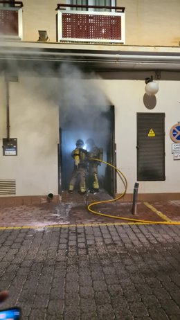 Bomberos del CEIS sofocan un incendio declarado en el cuarto de contenedores de un hotel en San Pedro del Pinatar (Murcia)