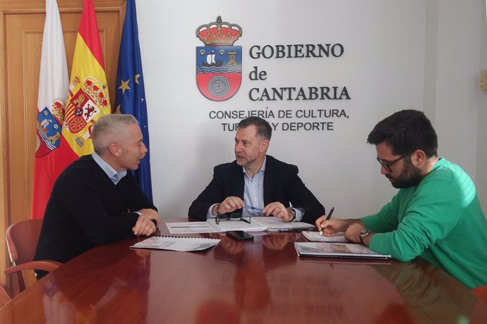 El consejero de Cultura, Turismo, Deporte, Luis Martínez Abad, se reúne con el alcalde de Guriezo, Ángel Llano.