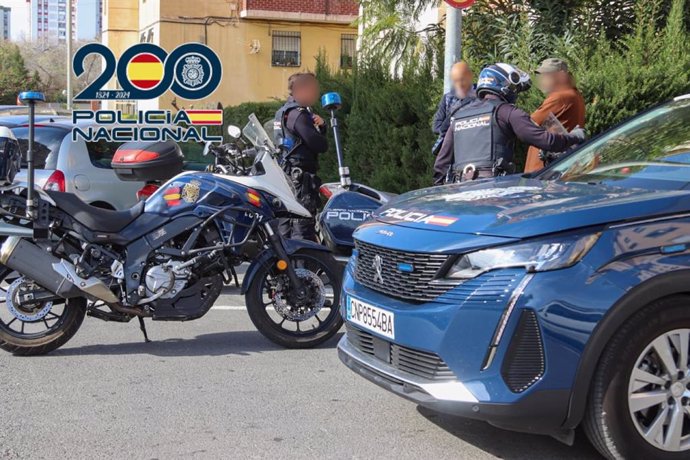 Detenido en Alicante por simular el robo de su móvil de alta gama, que perdió cuando iba en moto.