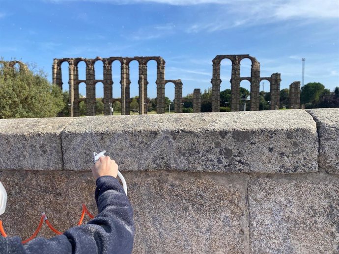 Personal del Consorcio de la Ciudad Monumental de Mérida limpia pintadas vandálicas en monumentos de la ciudad