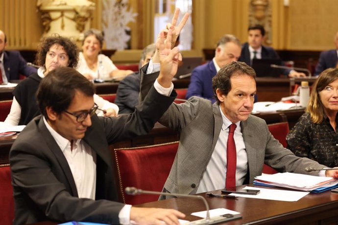 Archivo - Los portavoces del PSIB en el Parlament, Iago Negueruela y Marc Pons, en la bancada socialista en el Parlament.