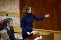 Ayuso critica que se colonice la Universidad con un "chiringuito de familias" y afea que se den "títulos como churros"