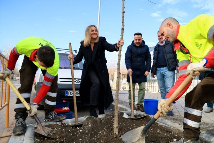 Archivo - La alcaldesa de Granada, Marifrán Carazo, durante una plantación de árboles en la ciudad, en imagen de archivo con el concejal de Mantenimiento, Francisco Almohalla, a su izquierda