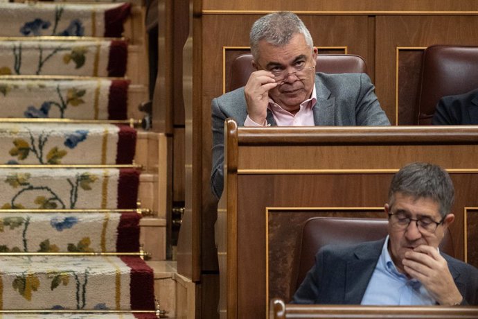 Archivo - El secretario de Organización del PSOE, Santos Cerdán (i) y el portavoz del PSOE en el Congreso, Patxi López (d), durante una sesión plenaria, en el Congreso de los Diputados, a 8 de octubre de 2024, en Madrid (España). El Congreso aborda hoy la