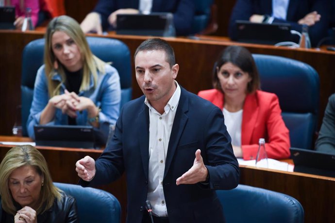 Archivo - El Portavoz del Grupo Parlamentario Socialista en la Asamblea de Madrid, Juan Lobato, durante una sesión plenaria en la Asamblea de Madrid, a 3 de octubre de 2024. Archivo.