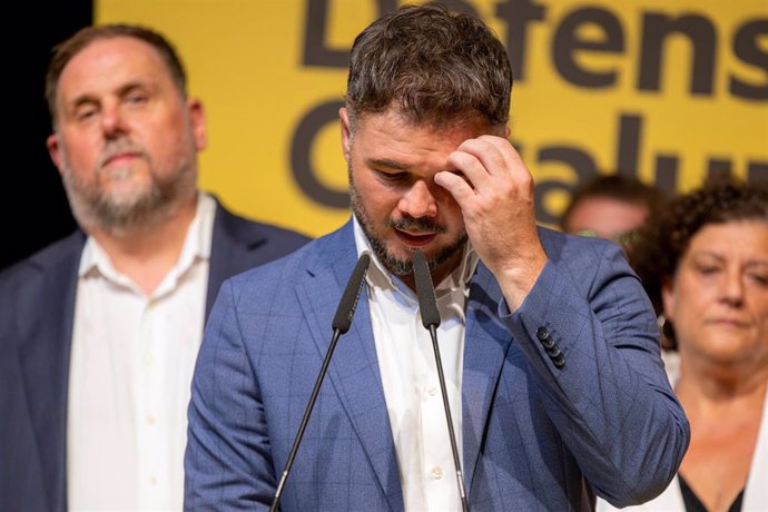 Archivo - El candidato número 1 de ERC por Barcelona al Congreso de los Diputados, Gabriel Rufián, comparece tras conocer los resultados de la jornada electoral de los comicios generales