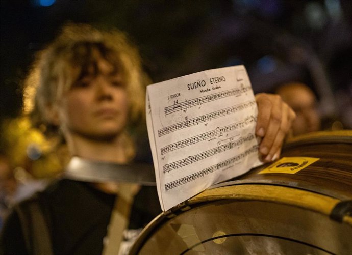 Una partitura de 'Sueño Eterno' durante una concentración contra el Govern valenciano por la gestión de la DANA.