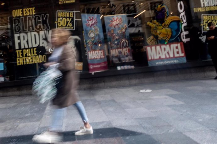 Una persona con una bolsa durante el Black Friday