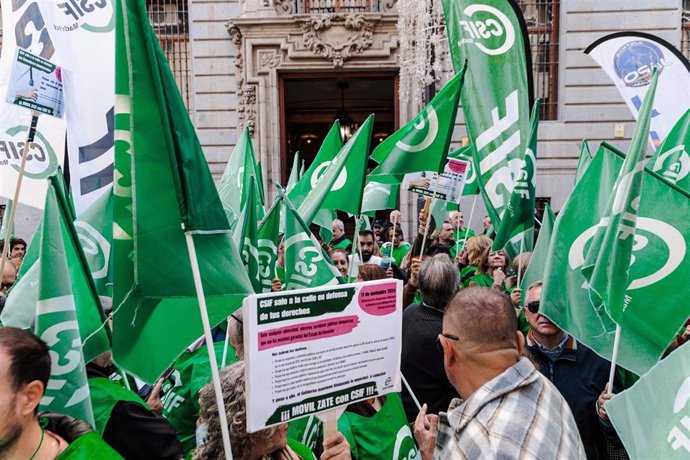 Manifestantes de la Central Sindical Independiente y de Funcionarios (CSFI), durante la concentración frente al Ministerio de Hacienda para pedir la mejora de condiciones laborales al conjunto de los empleados públicos y en defensa de Muface, en calle Alc