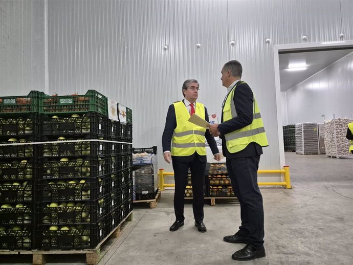 El concejal Jesús Pacheco supervisa el envío de alimentos y útiles