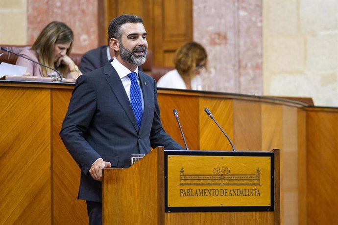 El consejero de Agricultura, Agua y Desarrollo Rural, Ramón Fernández-Pacheco, en el Parlamento en una imagen de archivo.