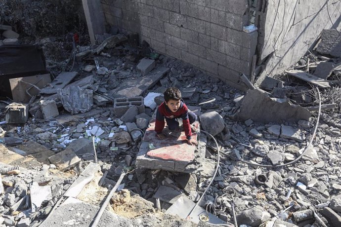 Un niño palestino entre los escombros de un edificio destruido en Nuseirat, Franja de Gaza