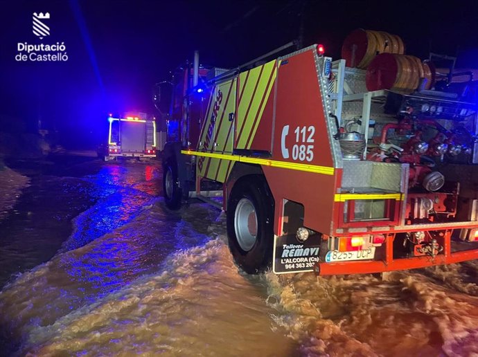 Los bomberos continúan realizando achiques de agua y saneamiento de fachadas en Castellón