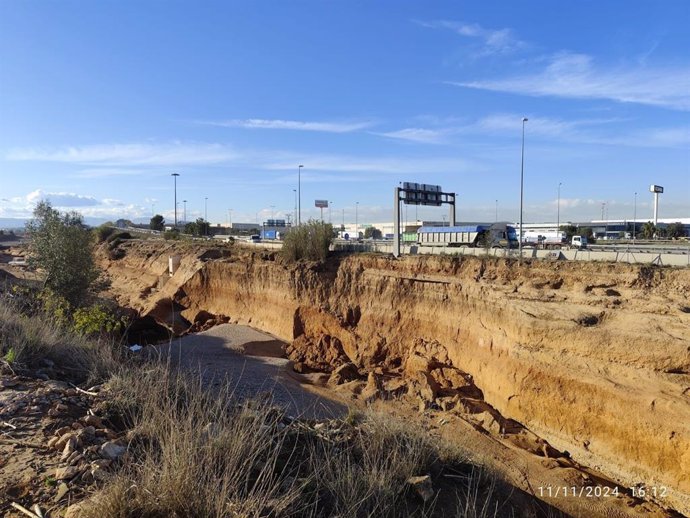 Técnicos estudian la situación de un ramal de la A3 cerrado por el socavamiento de la Rambla del Poyo