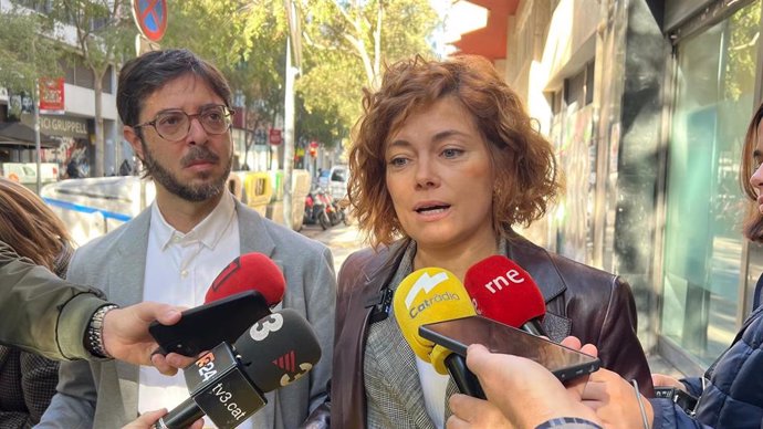 La candidata a la secretaría general de ERC, Elisenda Alamany, atiende a los medios de comunicación tras depositar los avales a su candidatura