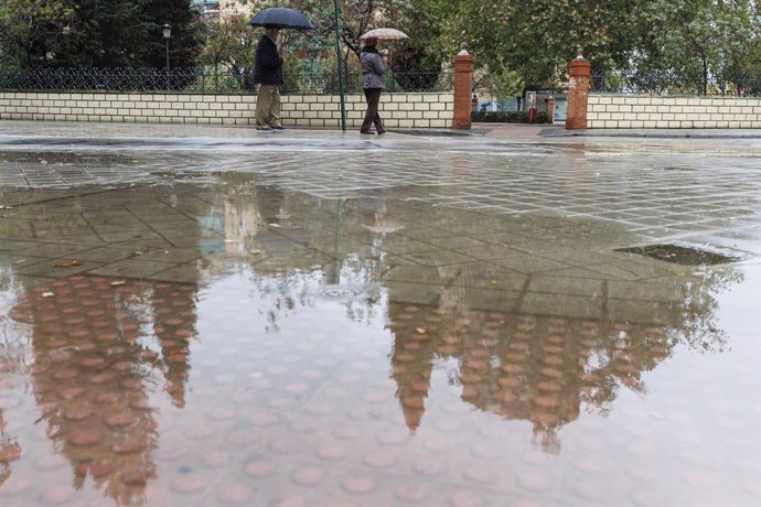 Calles de Granada con alerta naranja por las inclemencias del tiempo. A 13 de noviembre de 2024, en Granada, Andalucía (España). La Agencia Estatal de Meteorología (Aemet) ha activado el nivel de alerta en varias zonas de la provincia de Granada para el m