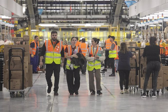 Varios trabajadores en el centro logístico de Amazon en el polígono de Bobes, en Siero