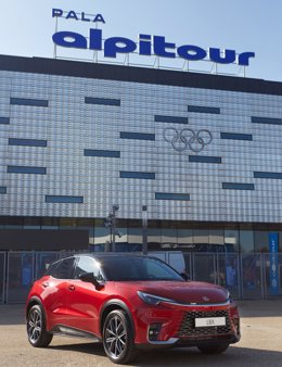 Un modelo Lexux LBX en el externo del Pala Alpitour, sede de las Nitto ATP Finals 2024