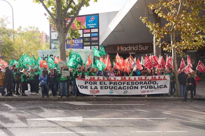 Docentes se concentran frente a la Asamblea de Madrid para exigir una bajada del horario lectivo y la libre elección de jornada, entre continua o partida, este jueves 14 de noviembre, en Madrid.