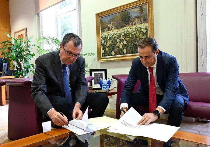 El alcalde de Murcia, José Ballesta, y el presidente de la Federación de Municipios de la Región, Victor Manuel López, firman el Protocolo General de Actuación para la creación de la Red de Ciudades Barrocas