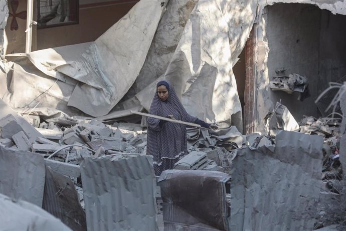 Una mujer entre los escombros de un edificio destruido en Nuseirat, en la Franja de Gaza