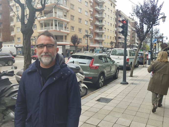 El concejal socialista Juan Álvarez atiende a los medios interesados para valorar el proyecto de reurbanización de la avenida de Galicia.