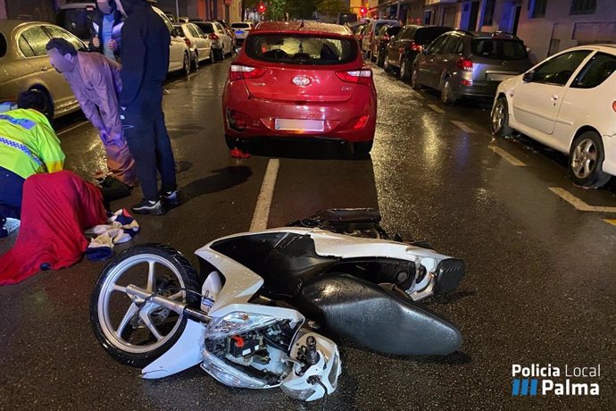 Accidente entre una moto y un coche en la calle Tomàs Rul·lan de Palma.