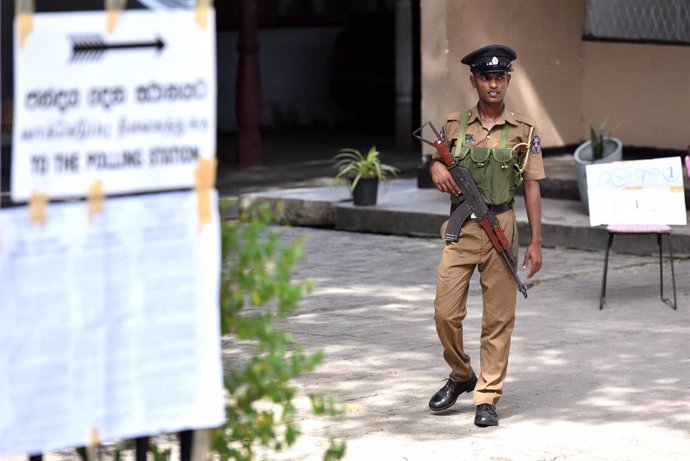 Archivo - Imagen de archivo de un policía junto a un centro de votación de Sri Lanka. 