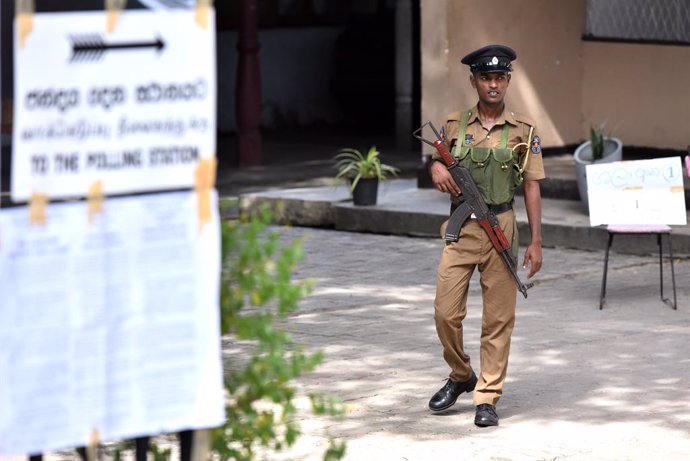 Archivo - Imagen de archivo de un policía junto a un centro de votación de Sri Lanka.